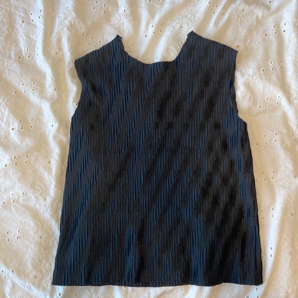 Pleated black tank - Picture 2 of 4
